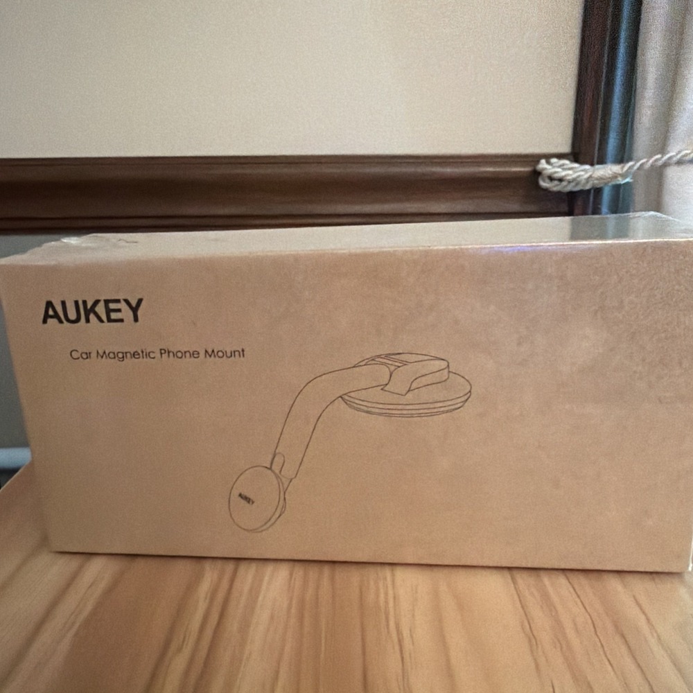 AUKEY Car Phone Mount 360 Degree Rotation Dashboard Magnetic Holder Smartphone